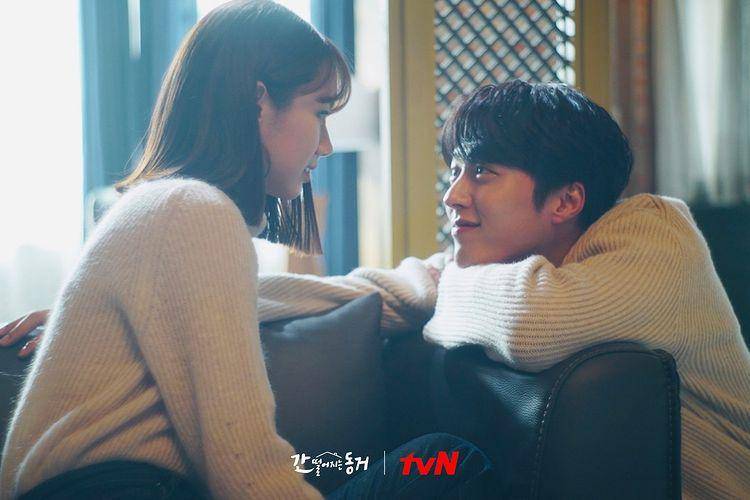 Lee Hye Ri dan Jang Ki Yong dalam drama My Roommate Is a Gumiho (2021) (dok. tvN/My Roommate Is a Gumiho)