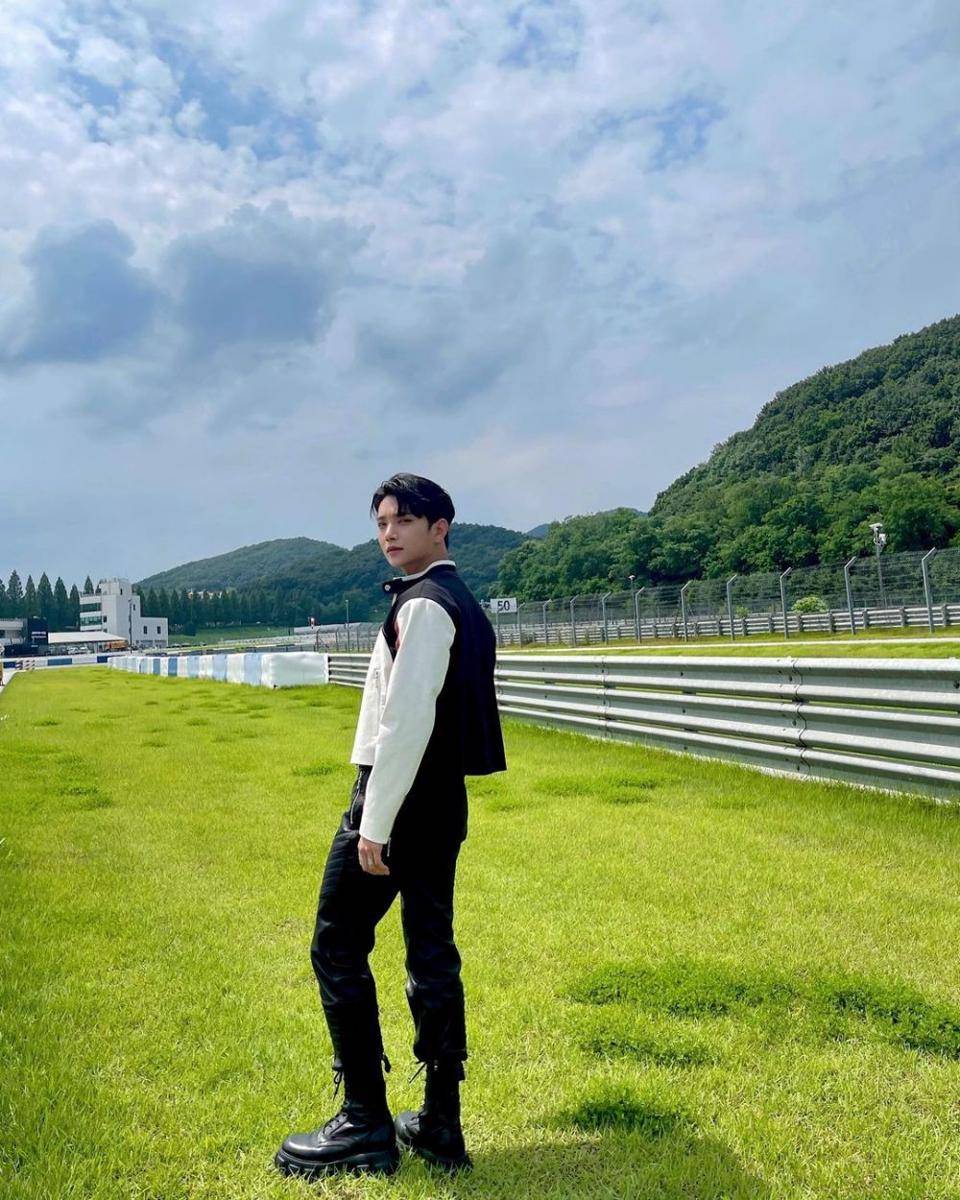 Joshua SEVENTEEN (instagram.com/joshu_acoustic)