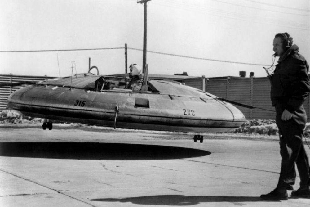 Avrocar dierbangkan oleh seorang pilot (historynet.com)