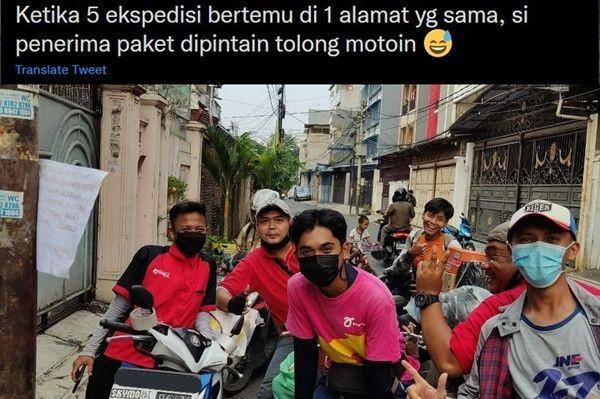 kurir antar paket barengan (twitter.com/txtdrikurir)