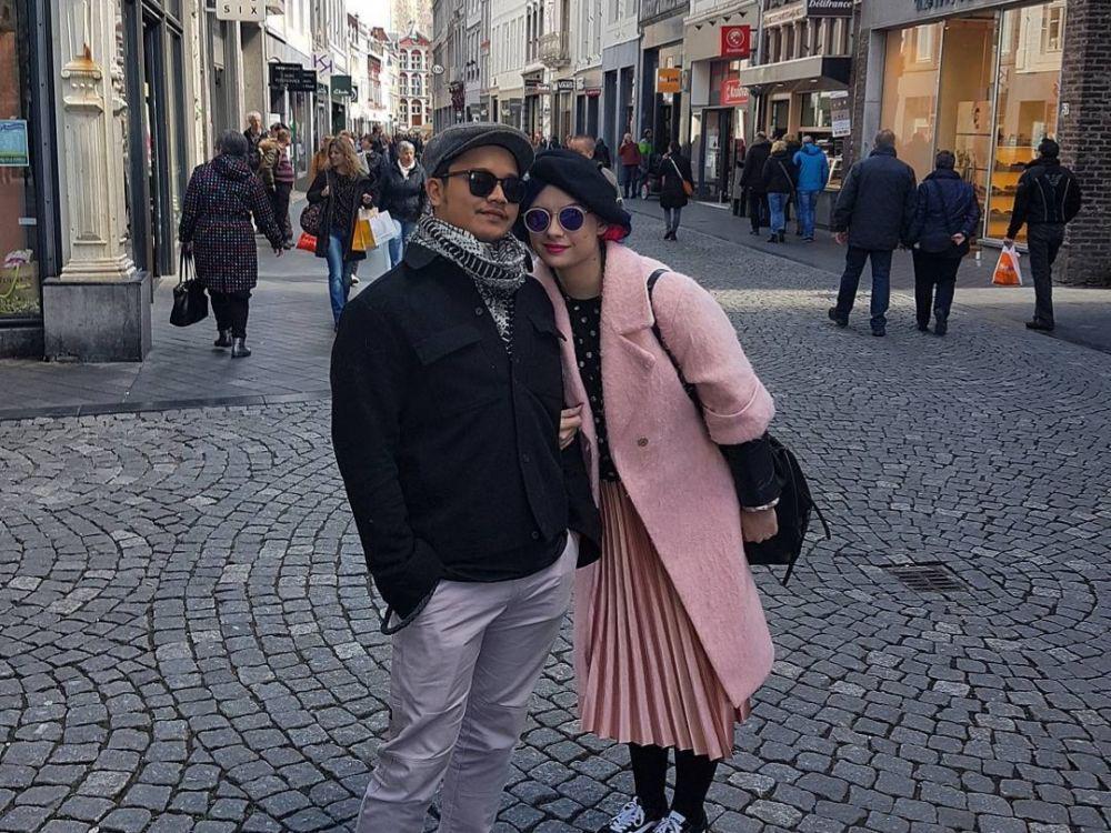 10 Potret Derby Romero dan Istri yang Kini Tinggal di Singapura