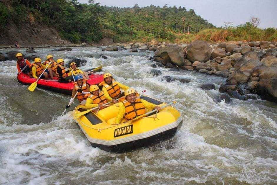 arung jeram sungai cicatih (instagram.com/narayana.adventure