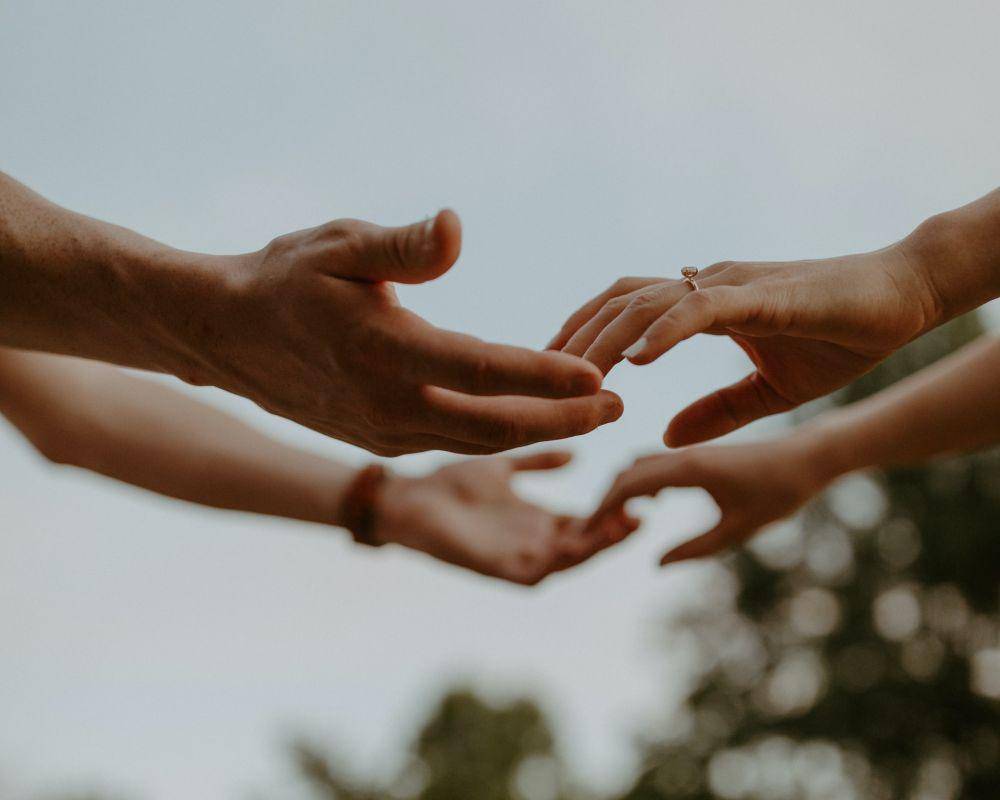 ilustrasi kontak fisik antara dua orang (unsplash.com/hannahbusing)