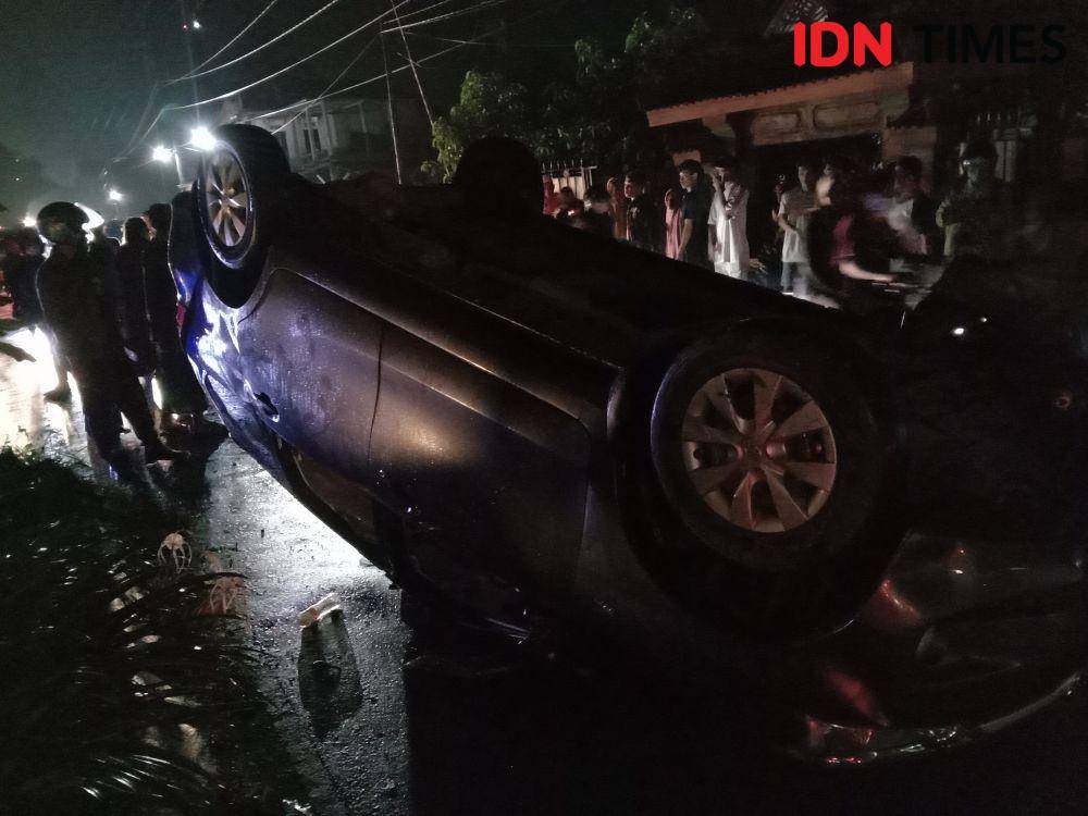 Mobil terbalik di Lombok Tengah IDN Times/Ahmad Viqi