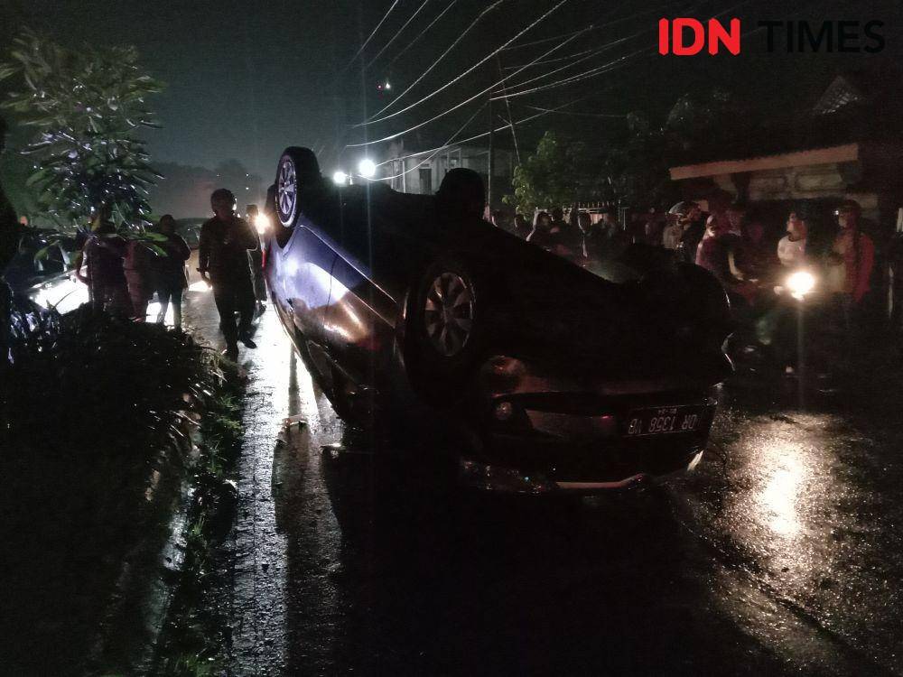 Warga bantu membalikkan mobil terbalik IDN Times/Ahmad Viqi