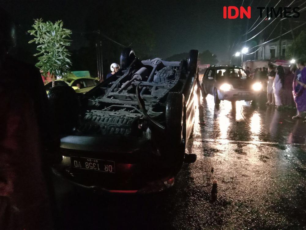 Mobil Angkut Sembilan Penumpang Terguling saat Hujan Deras di Lombok