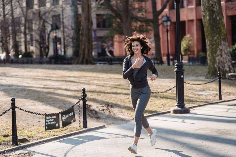 Ilustrasi orang yang sedang joging (Pexels/Blue Bird)