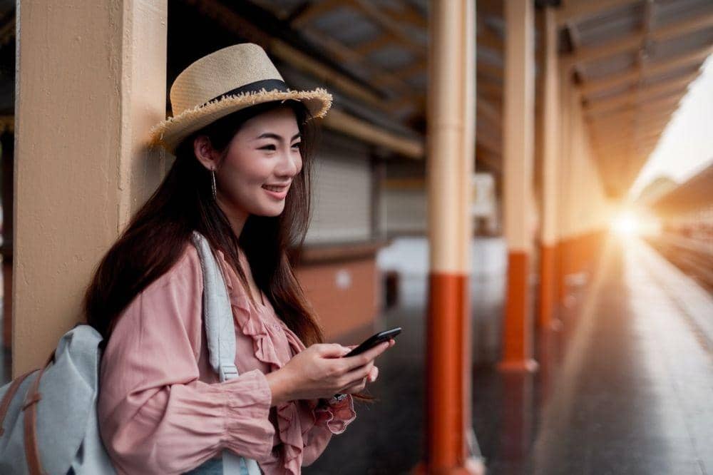 Ilustrasi menunggu kereta. (Pexels.com/Veerasak Piyawatanakul)