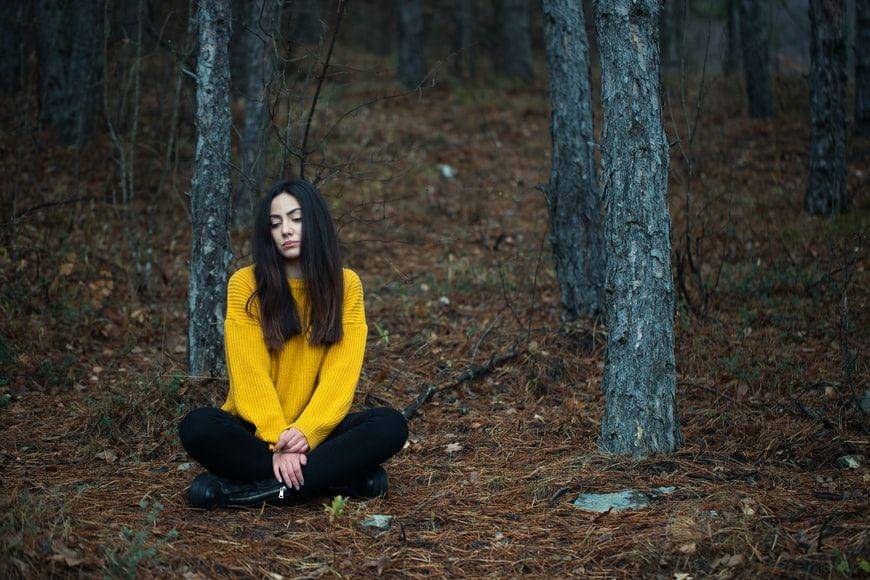 ilustrasi perempuan sedih (unsplash.com/Nikolay Hristov)