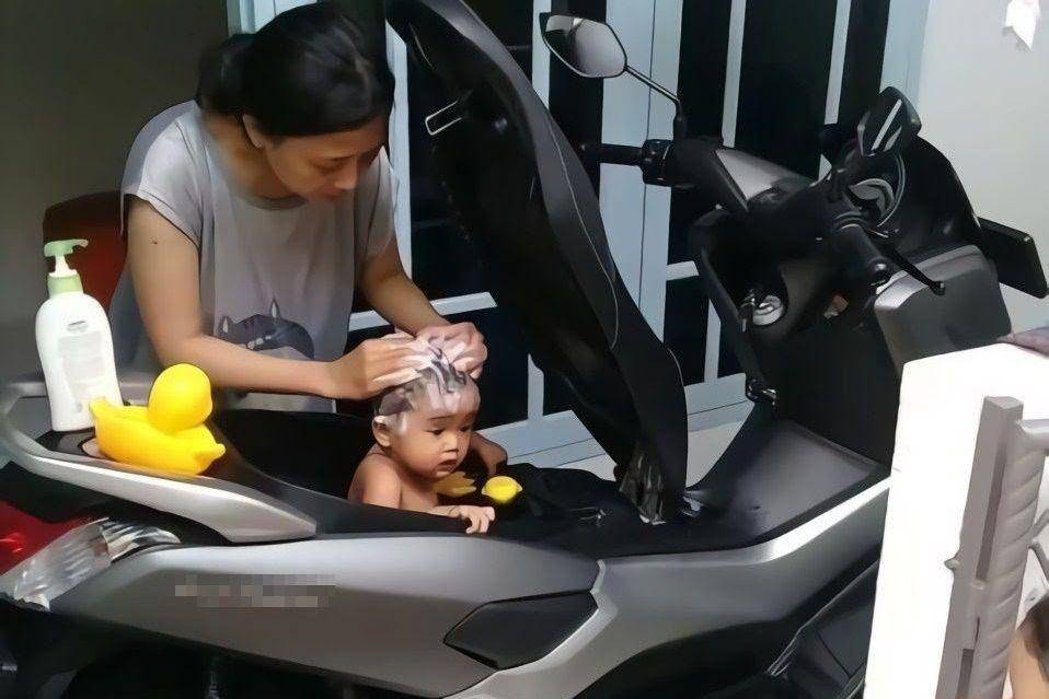 ibu mengasuh anak (twitter.com/donttalkimangry)