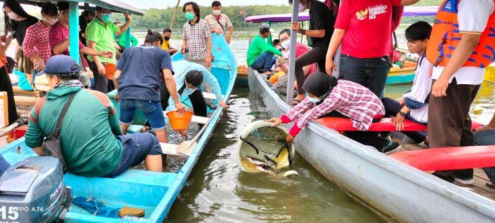 Young Budhhist Association bersama Ecological Observation and Wetlands Conservation (Ecoton) melepaskan ribuan jenis ikan di Wisata Kebun Raya Mangrove Gunung Anyar, Surabaya. Dok. Istimewa.