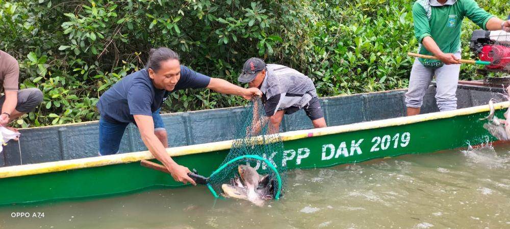 Young Budhhist Association bersama Ecological Observation and Wetlands Conservation (Ecoton) melepaskan ribuan jenis ikan di Wisata Kebun Raya Mangrove Gunung Anyar, Surabaya. Dok. Istimewa.