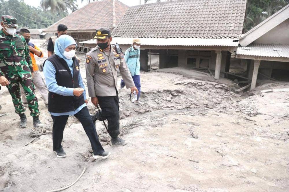 Gubernur Jawa Timur Khofifah Indar Parawansa bersama Bupati Lumajang, Thoriqul Haq dan TNI/Polri di lokasi pemukiman warga korban erupsi Gunung Semeru. Dok. Humas Pemprov Jatim.