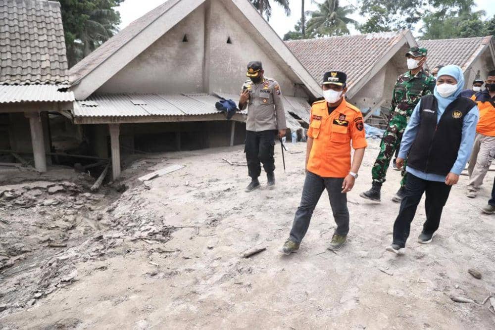 Gubernur Jawa Timur Khofifah Indar Parawansa bersama Bupati Lumajang, Thoriqul Haq dan TNI/Polri di lokasi pemukiman warga korban erupsi Gunung Semeru. Dok. Humas Pemprov Jatim.