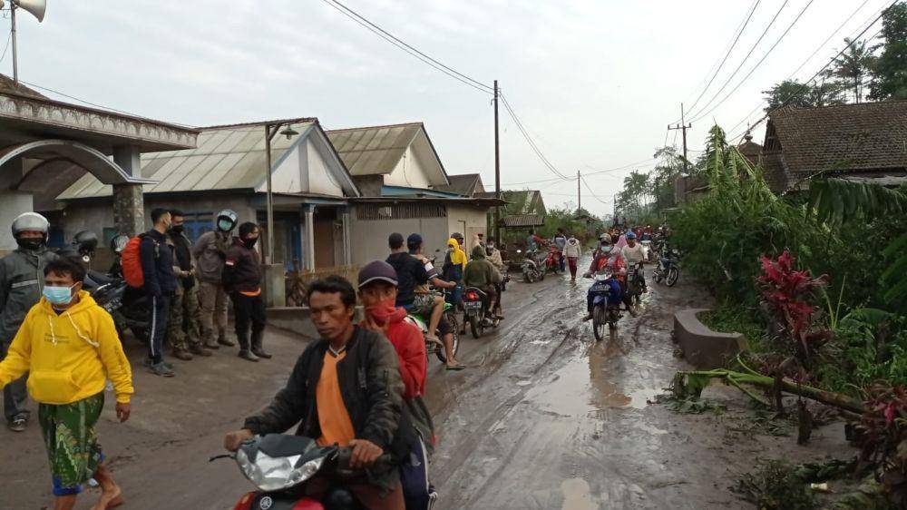 Kondisi rumah warga usai terkena paparan awan panas di Gunung Semeru, Jawa Timur pada 5 Desember 2021  (Dokumentasi BNPB)