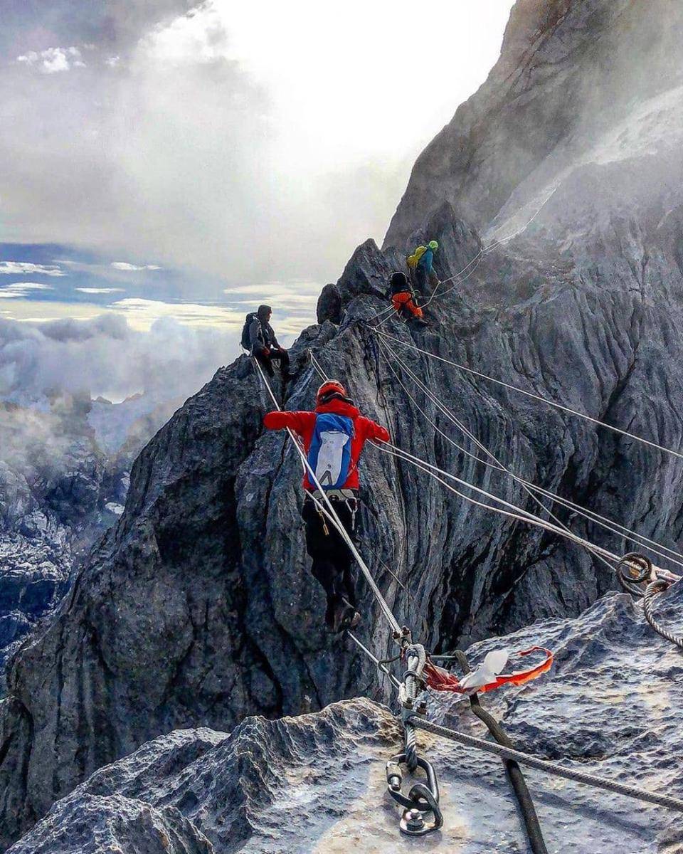 Puncak Gunung Jaya Wijaya (instagram.com/andrew_i_hughes)
