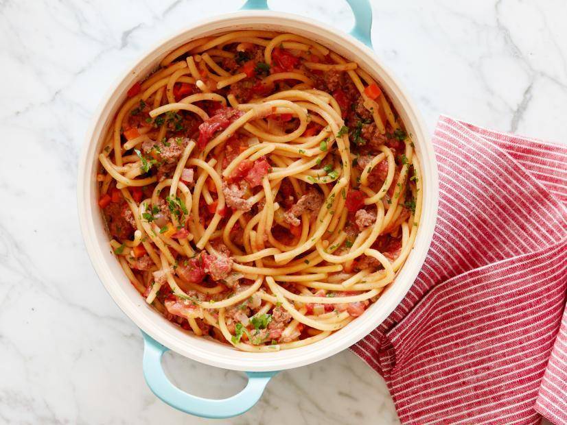 ilustrasi bucatini bolognese (foodnetwork.com/Food Network Kitchen)