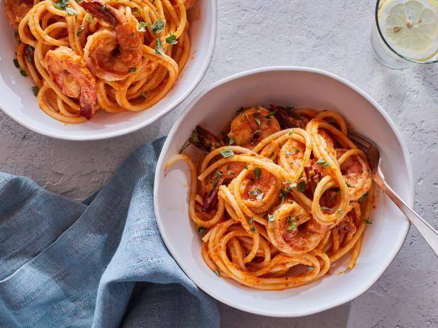 ilustrasi bucatini with rose red pepper sauce and shrimp (foodnetwork.com/Food Network Kitchen)