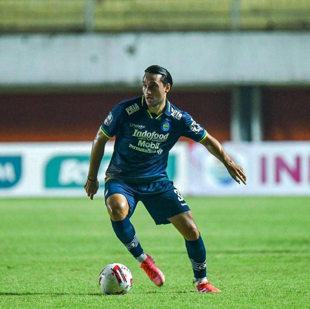 Ezra Walian (instagram.com/ezrawalian)