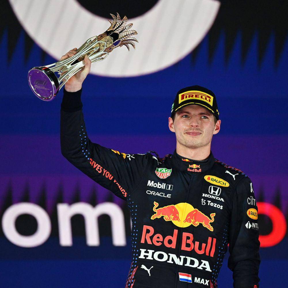Max Verstappen mengangkat trofi pada GP Arab Saudi. (twitter.com/Max33Verstappen)