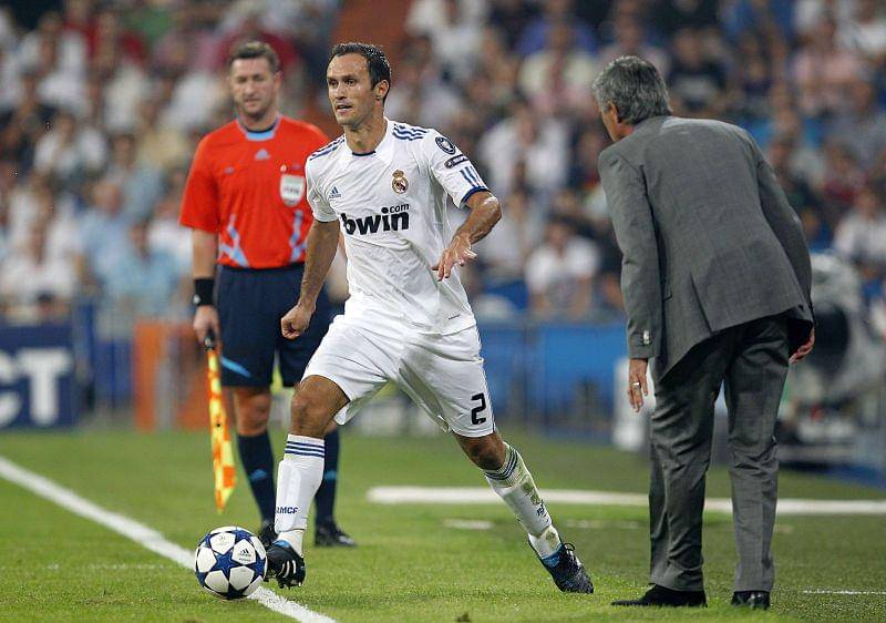 Potret Ricardo Carvalho yang tengah mendapat instruksi dari Jose Mourinho (twitter.com/ChampionsLeague)