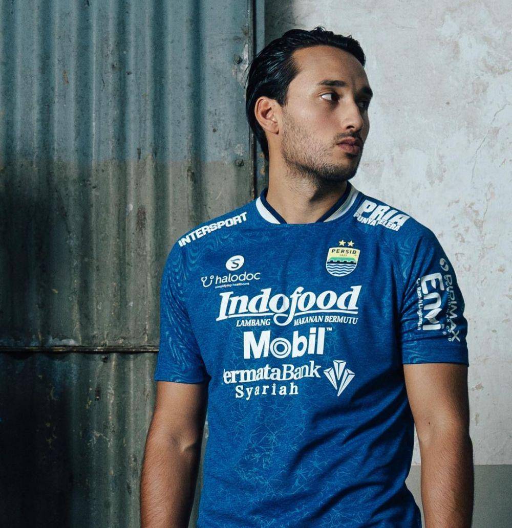 Ezra Walian (instagram.com/ezrawalian)