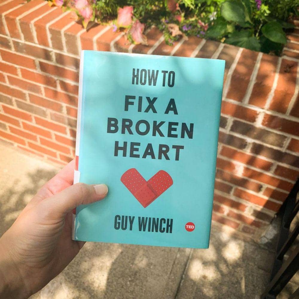 Foto buku How To Fix A Broken Heart Guy Winch (https://instagram.com/kathytornburg)