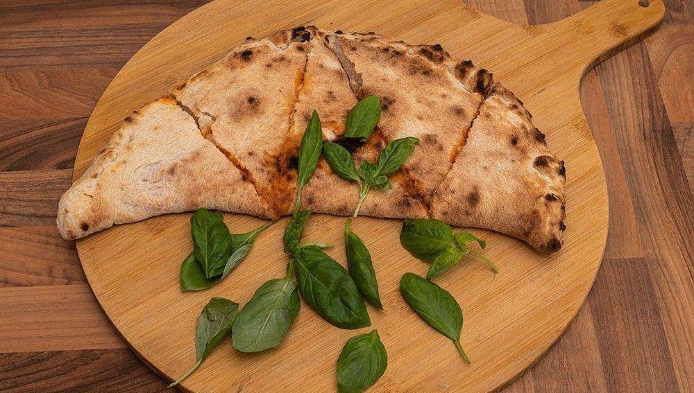 Calzone pizza (instagram.com/italianstreetfoodd)