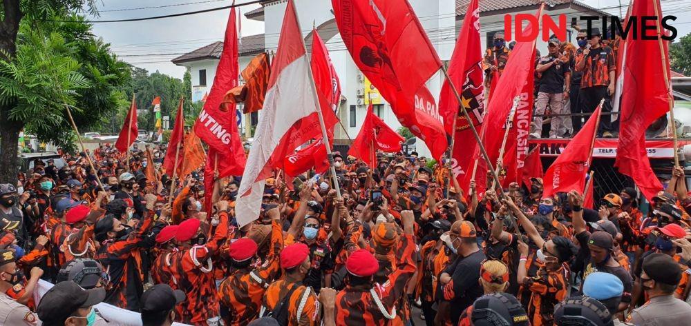 Pemuda Pancasila Depok Demo DPRD Minta Politikus PDIP Junimart Dipecat