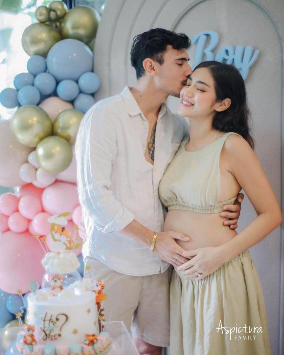 Potret momen gender reveal anak kedua Jedar. (Aspictura Family via instagram.com/inijedar)