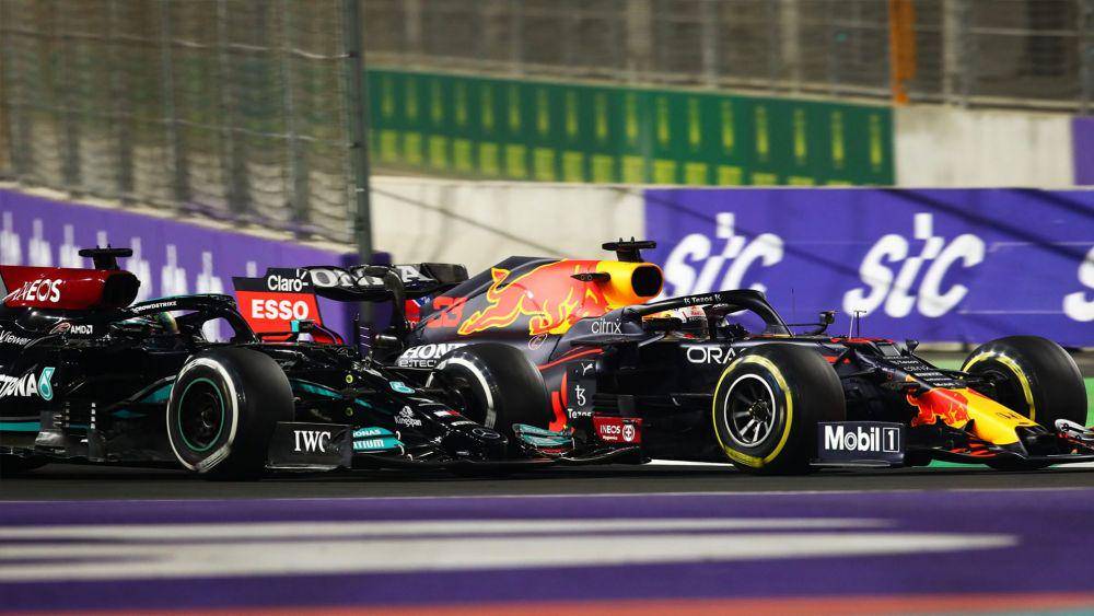Lewis Hamilton dan Max Verstappen pada balapan GP Arab Saudi. (formula1.com)