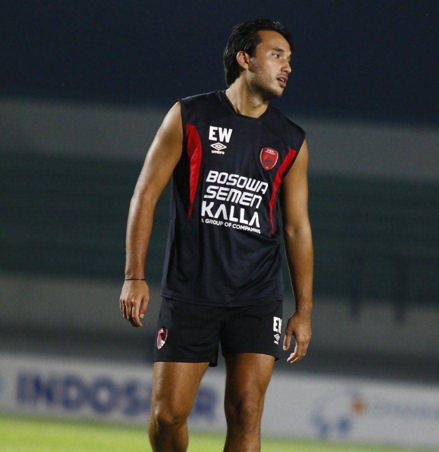 Ezra Walian (instagram.com/ezrawalian)