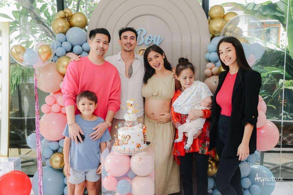 Potret momen gender reveal anak kedua Jedar. (Aspictura Family via instagram.com/erickbanaiskandar)