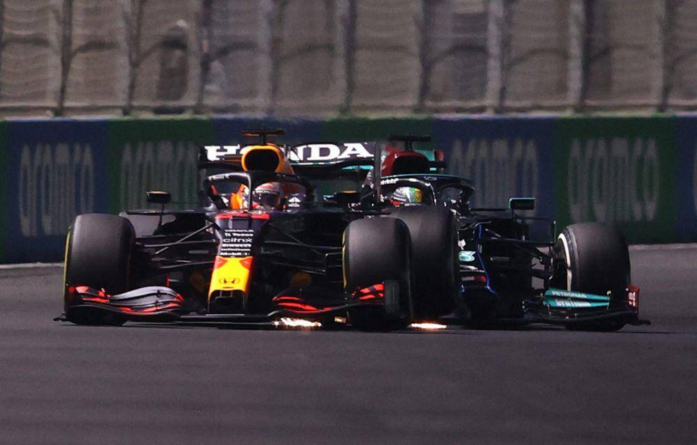 Max Verstappen dan Lewis Hamilton terlibat insiden pada lap 37. (formula1.com)