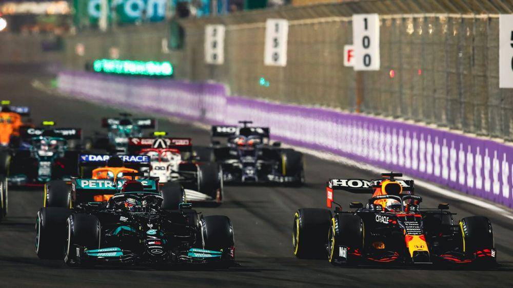 Lewis Hamilton dan Max Verstappen pada balapan GP Arab Saudi 2021. (twitter.com/redbullracing)