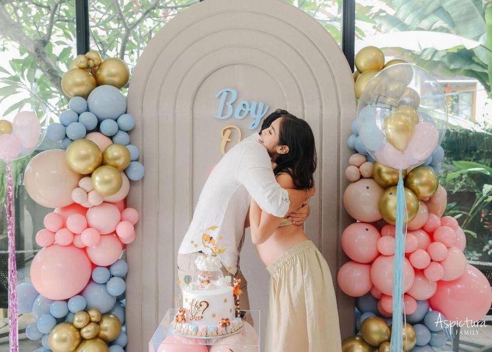 Potret momen gender reveal anak kedua Jedar. (Aspictura Family via instagram.com/inijedar)