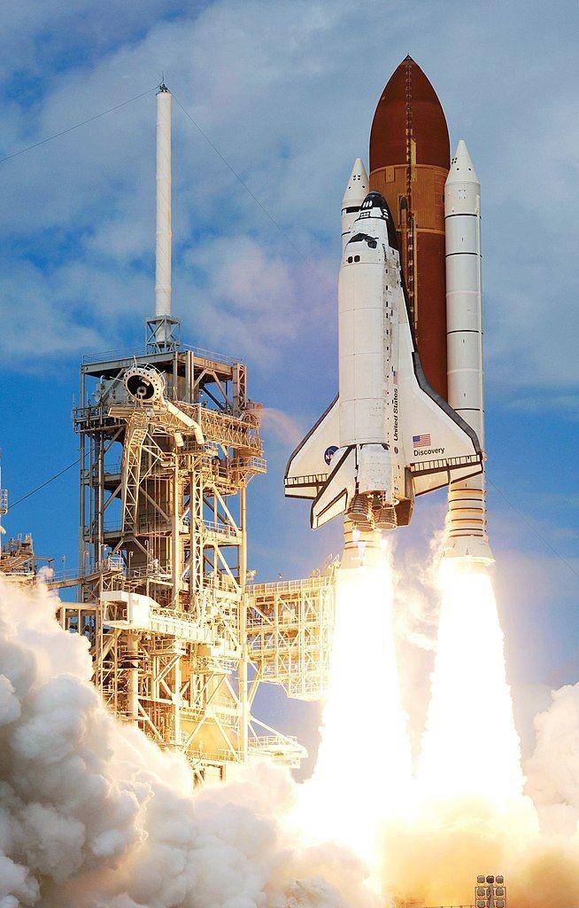 peluncuran wahana Discovery pada 2007 ke ISS (wikimedia.org)