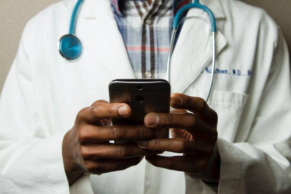 ilustrasi dokter mencari informasi di internet (unsplash.com/National Cancer Institute)