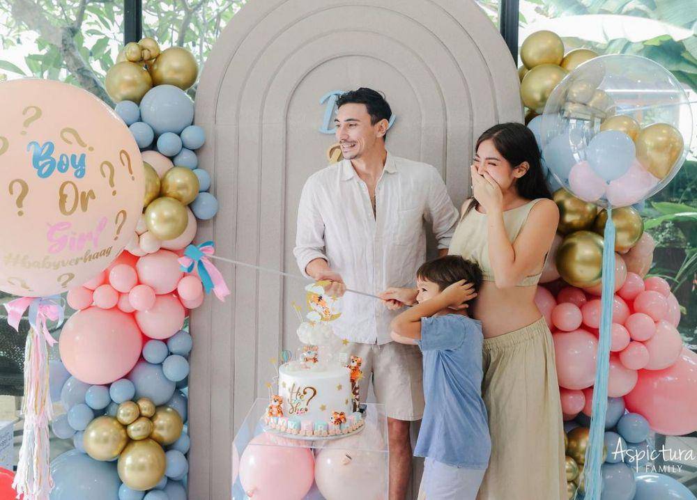 Potret momen gender reveal anak kedua Jedar. (Aspictura Family via instagram.com/inijedar)