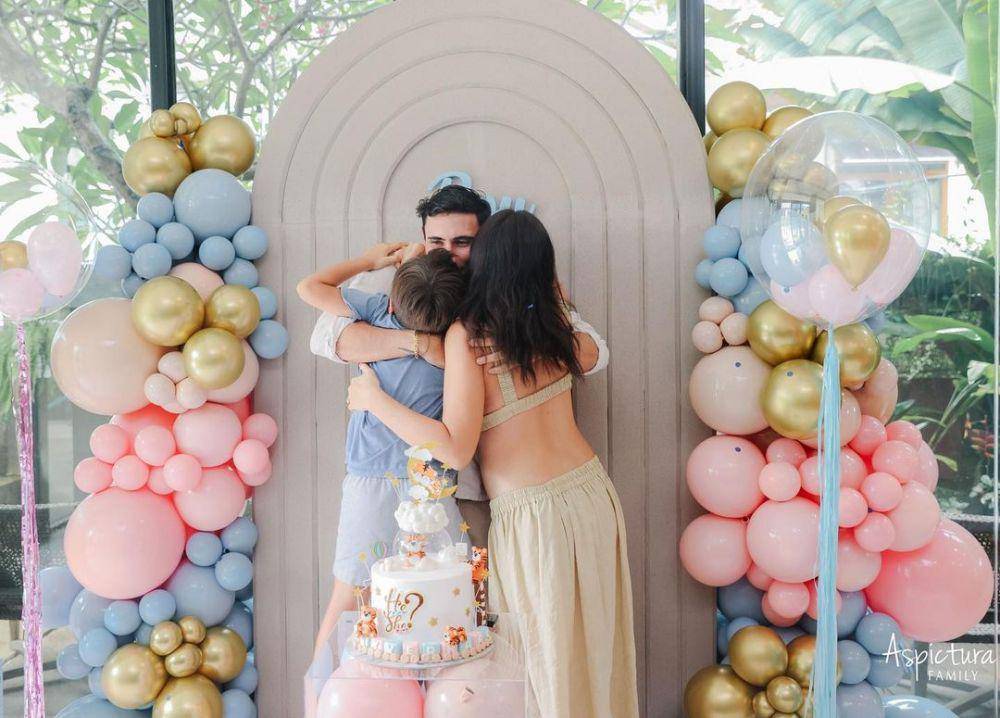 Potret momen gender reveal anak kedua Jedar. (Aspictura Family via instagram.com/inijedar)