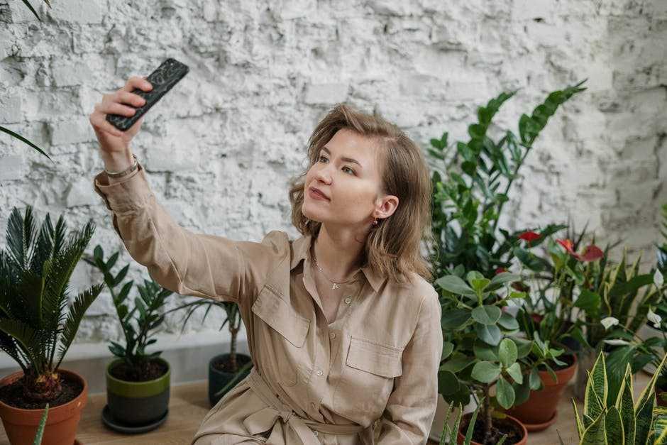 ilustrasi seorang wanita sedang berswafoto (pexels.com/Cottonbro)