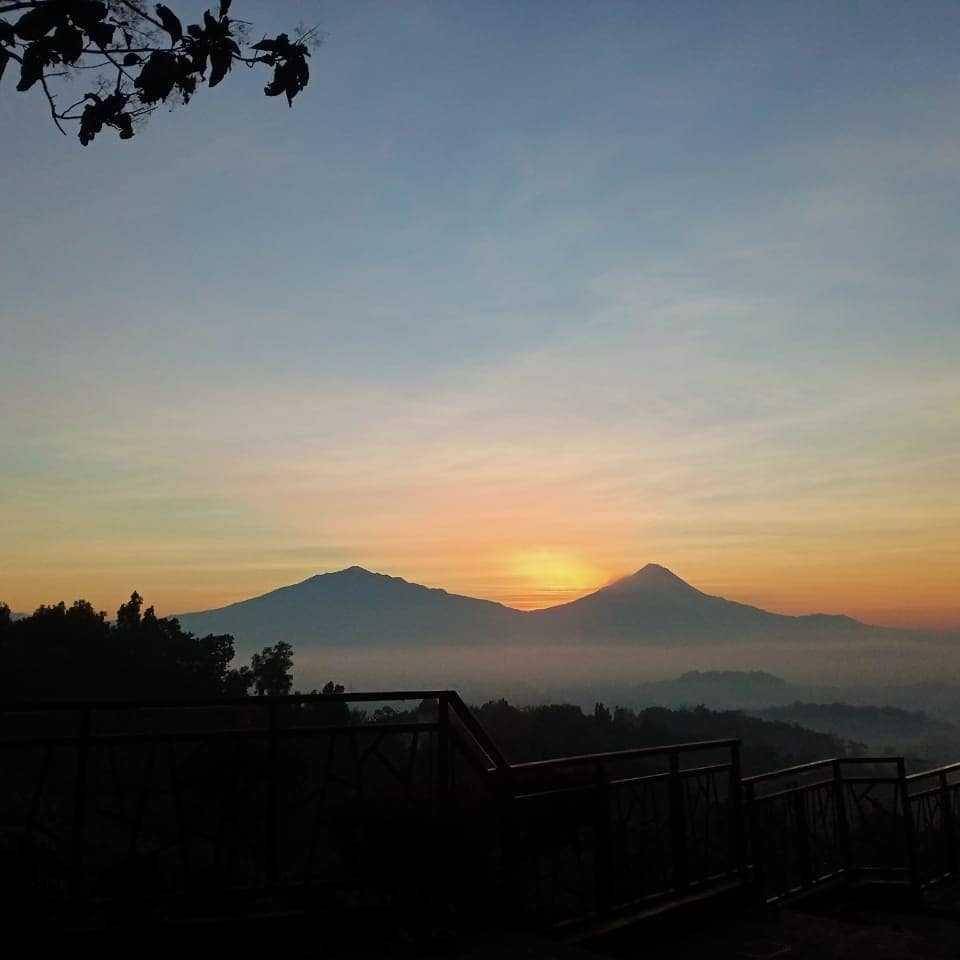 Sunrise di Punthuk Setumbu (instagram.com/punthuksetumbu)