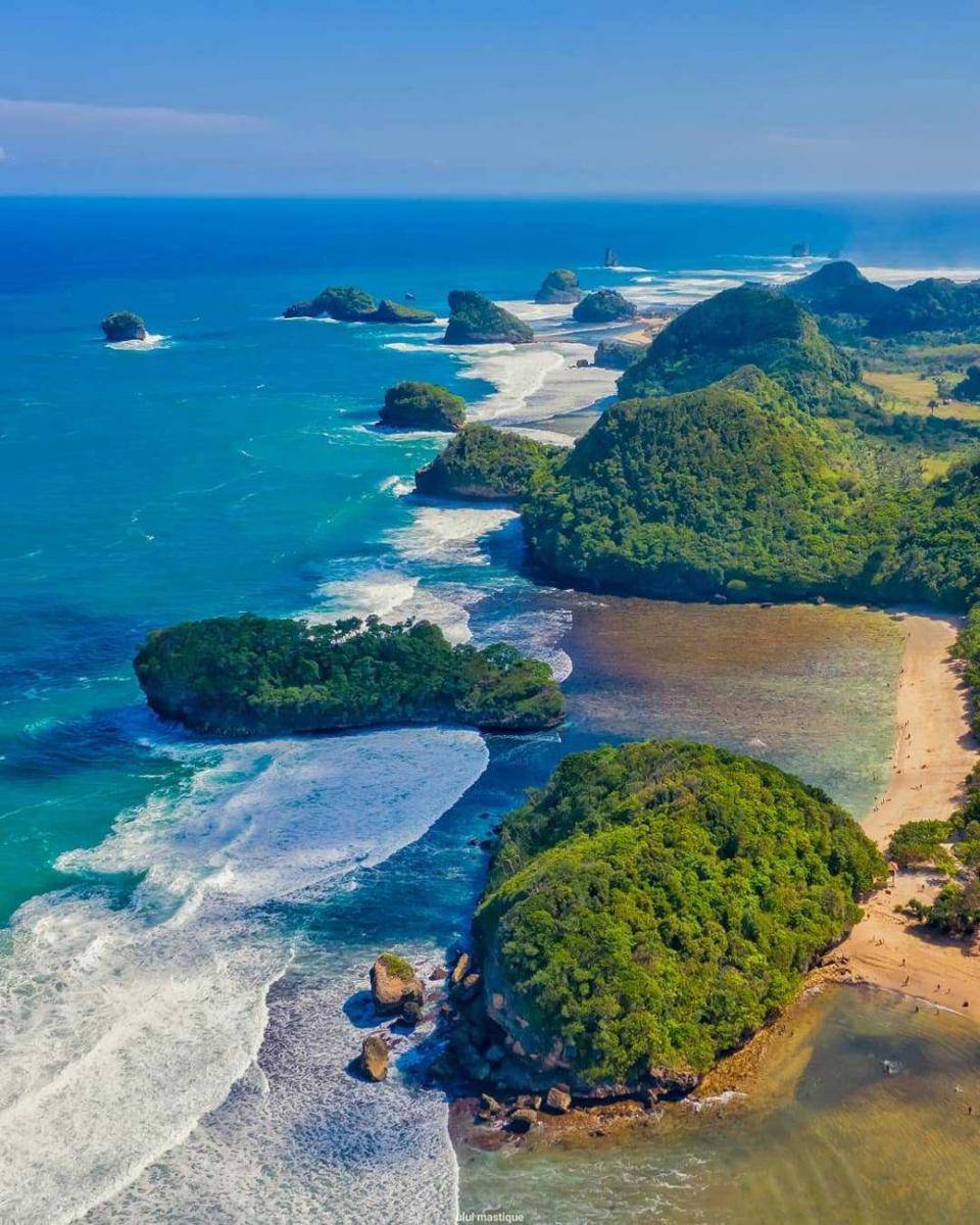 pantai teluk asmara (instagram.com/mastique87)