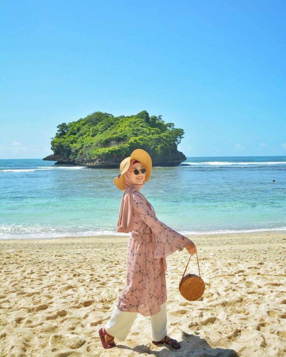 pantai teluk asmara (instagram.com/ayyuni_qu)