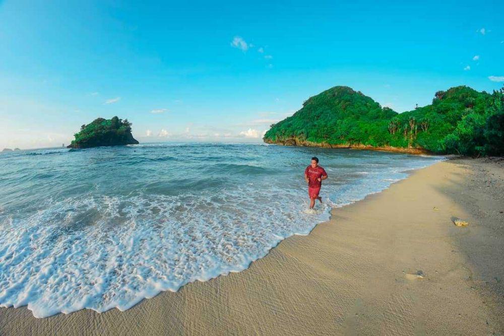 Wisata Pantai Teluk Asmara, Malang: Lokasi, Rute, dan Tiket Masuk