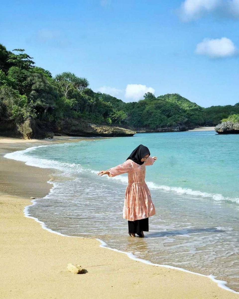 pantai teluk asmara (instagram.com/nuruljubaedah)