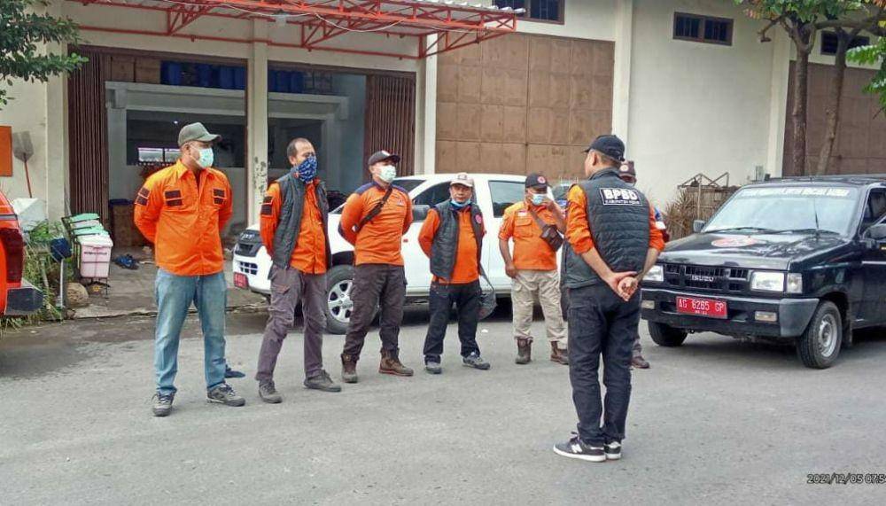 Personel dari BPBD akan menyalurkan bantuan untuk masyarakat terdampak erupsi Gunung Semeru, Minggu (5/12/2021). (Dok. Kediri)