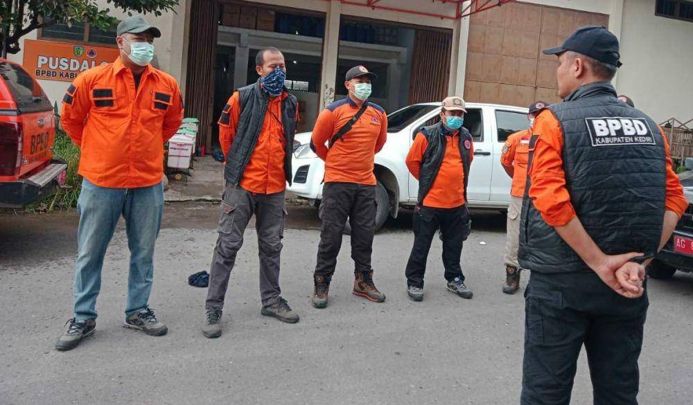 Personel dari BPBD akan menyalurkan bantuan untuk masyarakat terdampak erupsi Gunung Semeru, Minggu (5/12/2021). (Dok. Kediri)