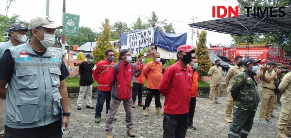 Relawan Bantul yang diberangkatkan ke Lumajang, Jawa Timur.(IDN Times/Daruwaskita)
