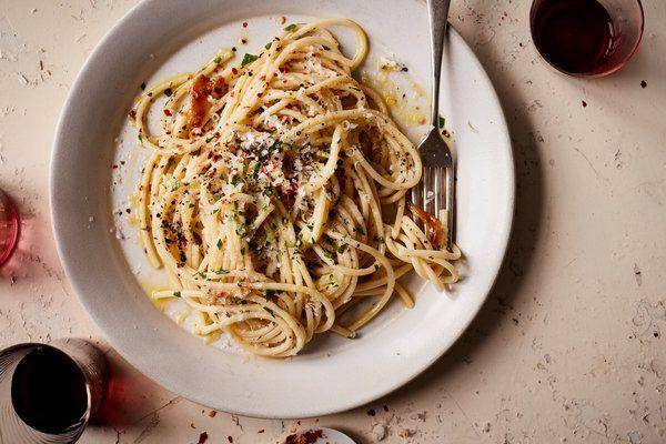 ilustrasi bucatini with roasted garlic, olive oil, and chile (cooking.nytimes.com/Ali Slagle)
